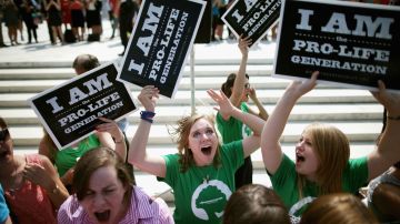 Legisladores de Nebraska votan para restringir el acceso al aborto y las terapias para los jóvenes trans