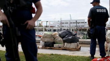 Los efectivos de la Guardia Costera hallaron unas 1540 libras de cocaína oculta en el interior de barriles de combustible.