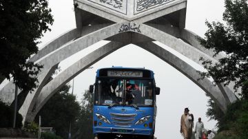 Funcionario policial en Pakistán fue arrestado: le disparó a un autobús escolar repleto de niñas