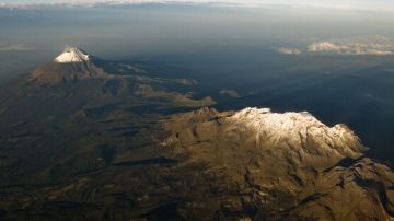 Vista aérea del Popocatépetl y el Iztaccíhuatl.