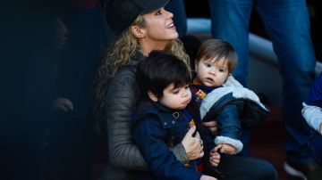 La colombiana Shakira junto a sus dos hijos en el año 2015.
