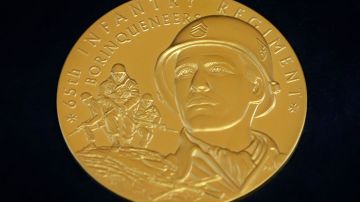 La Medalla de Oro  del Congreso otorgada al 65.º Regimiento de Infantería o “Borinqueneers” en el 2016.