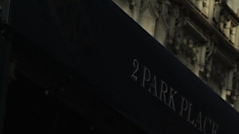 En un parque de las cercanías también había explotado una alcantarilla.