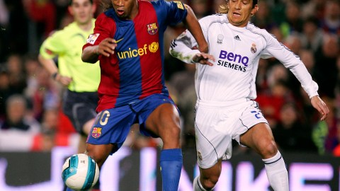 BARCELONA, SPAIN - MARCH 10: Ronaldinho disputa un balón con Michel Salgado en un Clásico español durante el año 2007