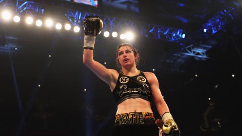 Katie Taylor saluda al público luego de haberse coronado como la campeona del título peso ligero de la WBA en 2017.