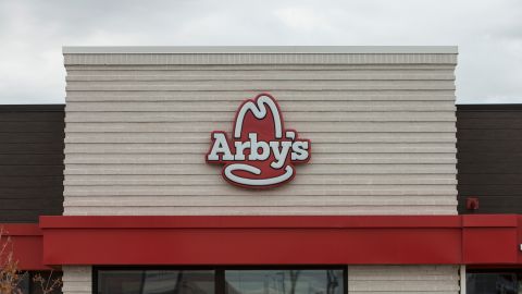 La mujer murió en un restaurante Arby's de Louisiana.