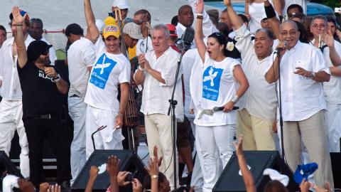 Juan Formell (extrema derecha), de Los Van Van, junto a otros artistas en el concierto "Paz sin fronteras" en La Habana, Cuba.