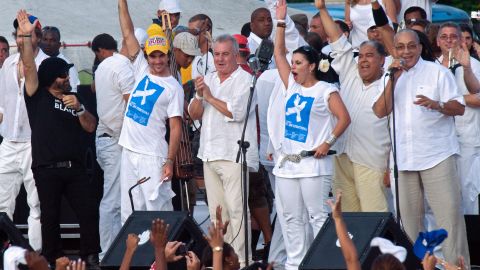 Juan Formell (extrema derecha), de Los Van Van, junto a otros artistas en el concierto "Paz sin fronteras" en La  Habana, Cuba.