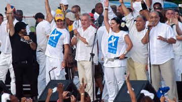 Juan Formell (extrema derecha), de Los Van Van, junto a otros artistas en el concierto "Paz sin fronteras" en La  Habana, Cuba.