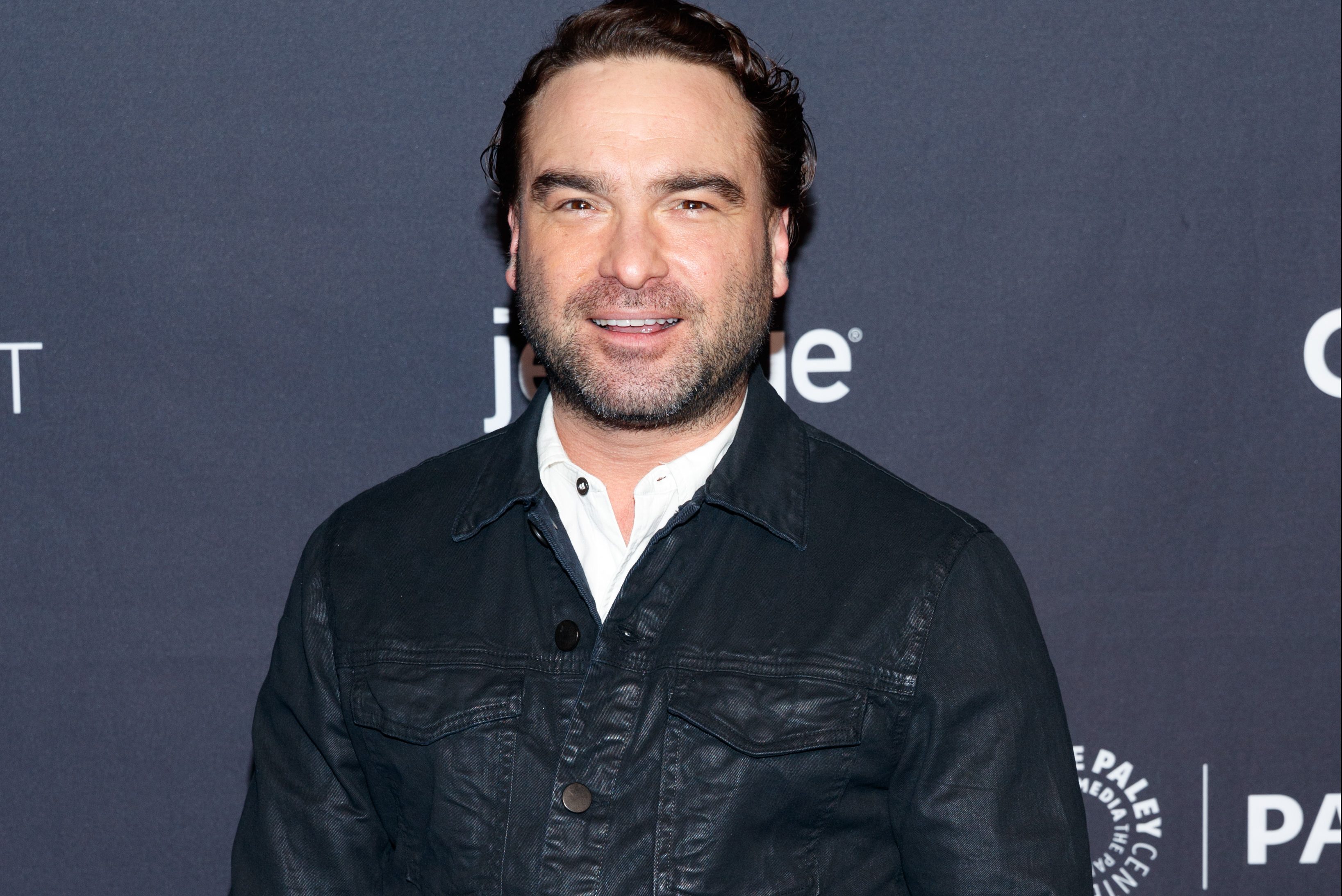 Johnny Galecki le vendió su casa en Hollywood Hills a una poderosa