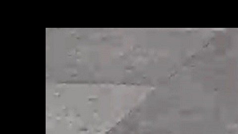 En las imágenes se muestra a un sujeto con una sudadera con capucha amarilla y otro con una sudadera gris ambos con pistolas en las manos.
