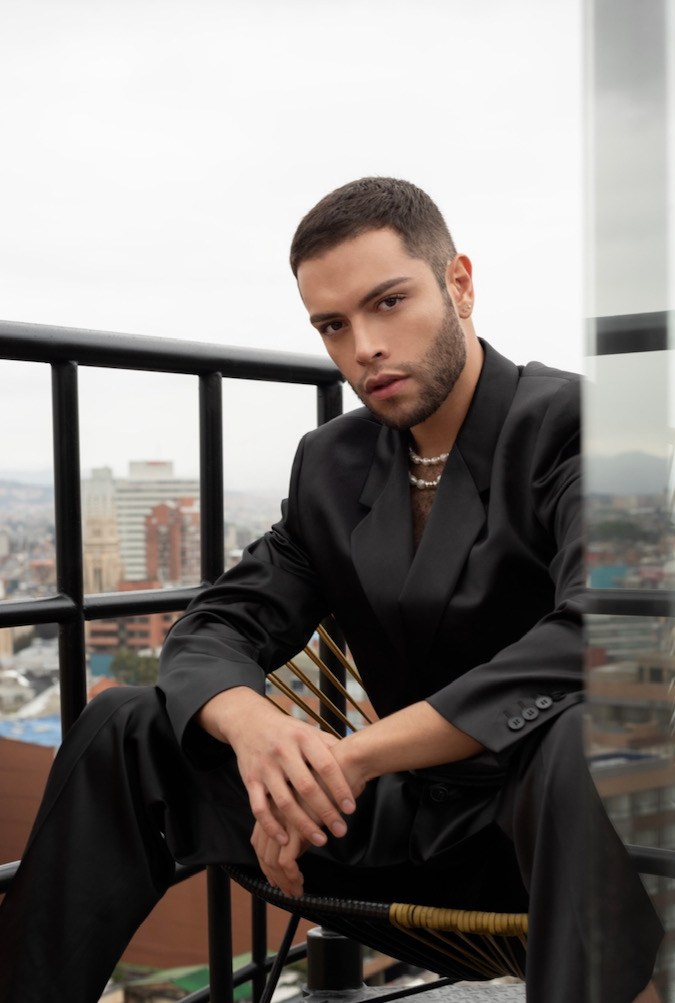 En la imagen el artista colombiano David Granados, desde la intimidad de su hogar.