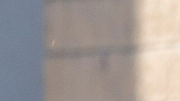 Luis Miguel y su novia, Paloma Cuevas, llevan a las hijas de ella a la escuela. Mientras Paloma permanecía en su asiento de conductor, el cantante bajo del auto y acompaño a las niñas hasta la puerta del colegio.