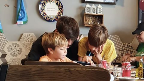 Photo © 2023 Lagencia Press/The Grosby Group PREMIUM EXCLUSIVE *TV CONSULTAR PRECIO* Miami, Abril 30, 2023 Gerard Pique en compania de sus hijos, Sasha y Milan en una pizzeria de Miami.