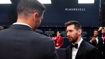 Leo Messi (D) conversando con Robert Lewandowski (I).