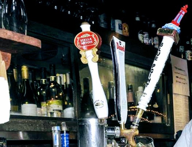 Marcelo Hernández en la barra del Oyster Bar con una de sus peculiares corbatas, casi siempre regaladas por clientes.