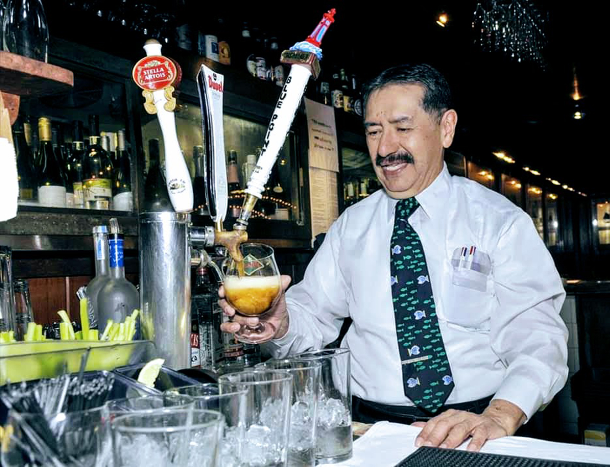 Marcelo Hernández en la barra del Oyster Bar con una de sus peculiares corbatas, casi siempre regaladas por clientes.