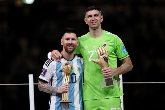 Dibu Martínez le ofrece a Messi recibirlo en el Aston Villa: "Me recorto el salario y le hago asado todos los fines de semana"