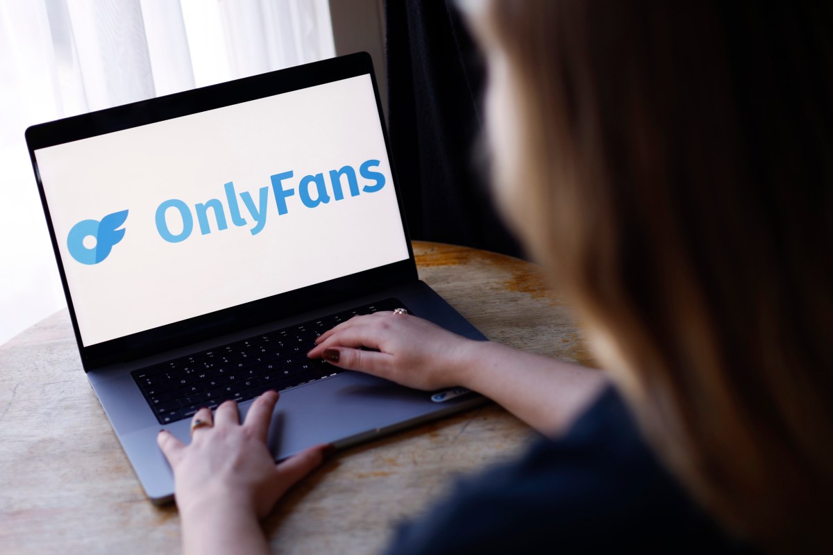 Modelo de OnlyFans descubre que su mejor cliente ¡es su padrastro! - El