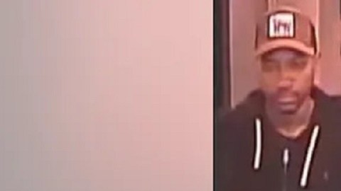 El agresor es descrito como un hombre de tez oscura con cabello corto y oscuro y mide aproximadamente 5 pies y 8 pulgadas de altura.