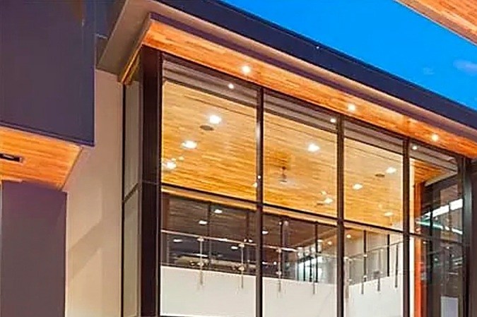 La mansión está construida en un lote de 0.94 acres.