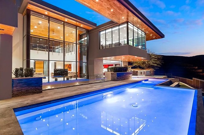 La mansión está construida en un lote de 0.94 acres.