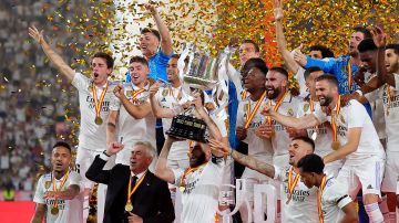 Real Madrid celebra la conquista de su vigésima Copa del Rey.