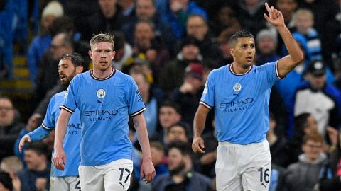 Kevin de Bruyne (I) junto a Rodri (D) del Manchester City.