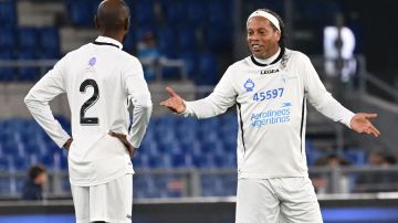 Ronaldinho defiende a Vinícius del racismo
