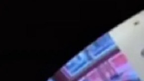 En el video se puede observar al guardia evitando que el presunto ladrón salga de la tienda con los productos robados.