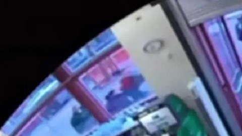 En el video se puede observar al guardia evitando que el presunto ladrón salga de la tienda con los productos robados.