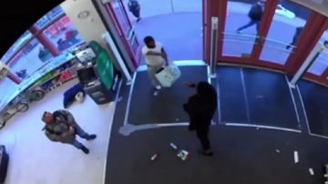 En el video se puede observar al guardia evitando que el presunto ladrón salga de la tienda con los productos robados.