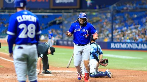 Vladimir Guerrero Jr. hizo un regalo especial al jardinero de los Rays que lo ponchó