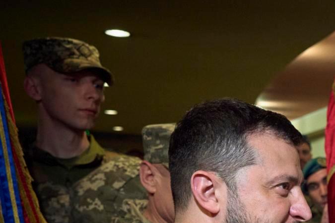 El presidente de Ucrania, Volodimir Zelenski, se reunió con las tropas de su país en el frente.