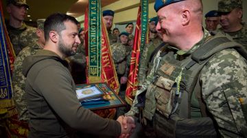 El presidente de Ucrania, Volodimir Zelenski, se reunió con las tropas de su país en el frente.