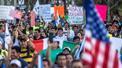 Varios líderes comunitarios hablaron a la multitud para explicar el alcance de la ley SB1718.