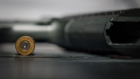 El arma cayó al piso y se disparó.