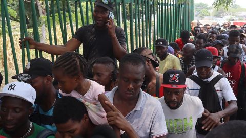 Miles de migrantes llegan a la frontera sur de México ante el fin del Título 42