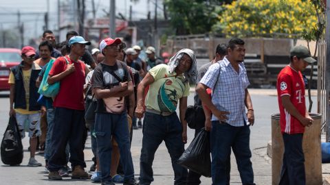 Estimó que hay entre 120,000 y 130,0000 migrantes en la zona fronteriza.