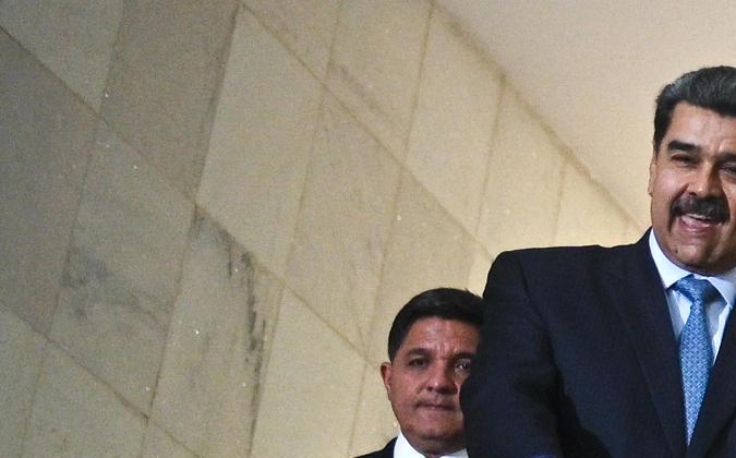 El presidente de Venezuela, Nicolás Maduro, sale tras la reunión con los presidentes de la región durante la cumbre suramericana.