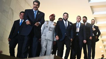 El presidente de Venezuela, Nicolás Maduro, sale tras la reunión con los presidentes de la región durante la cumbre suramericana.