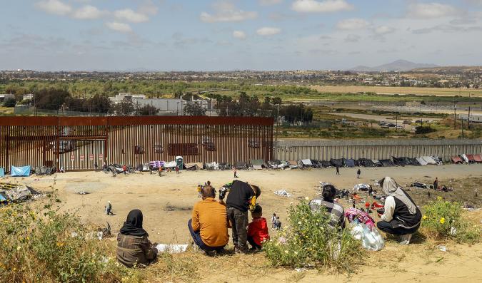 Miles de migrantes en la frontera de México con EEUU esperan el fin del Título 42.
