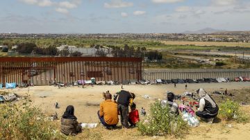 Miles de migrantes en la frontera de México con EEUU esperan el fin del Título 42.