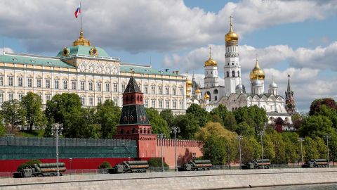 Los sistemas de misiles antiaéreos S-400 rusos conducen frente al Kremlin en Moscú.