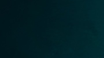 Mujer comiendo hamburguesa