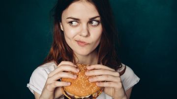 Mujer comiendo hamburguesa