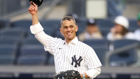 Javier Castellanos tras el primer lanzamiento en el juego de los New York Yankees.