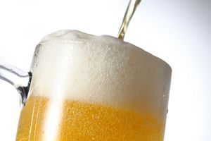 Firma japonesa crea una lata que promete la proporción perfecta de espuma en cerveza