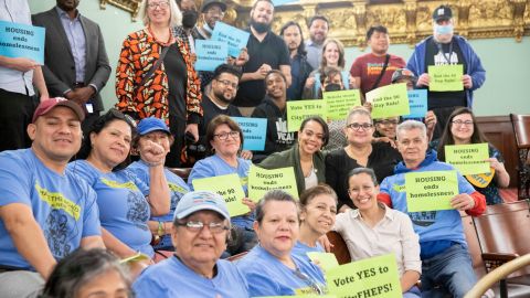 Activistas y concejales durante la sesión en la que se aprobó expandir los vales de vivienda en NYC.