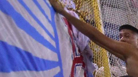 Fanáticos auxilian a personas durante una estampida en el Estadio Cuscatlán del Salvador.